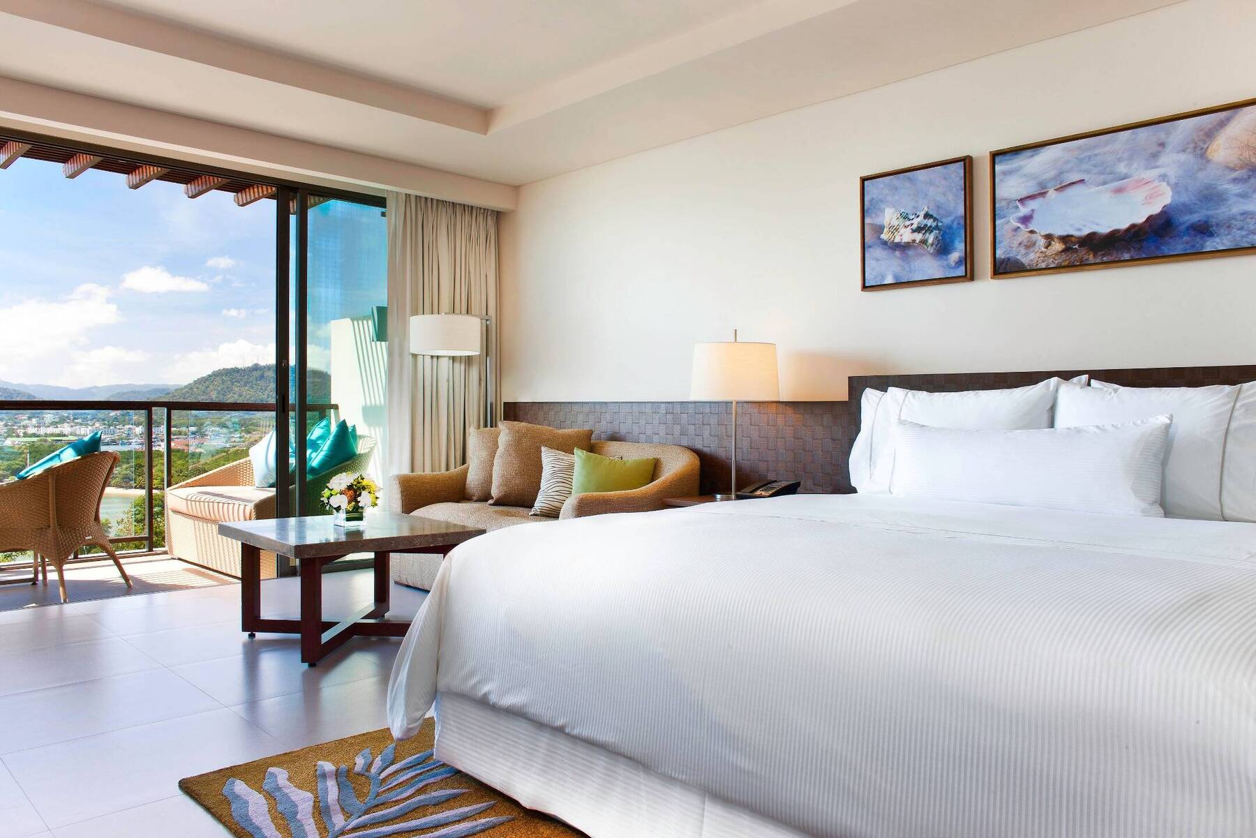 KING GUESTROOM