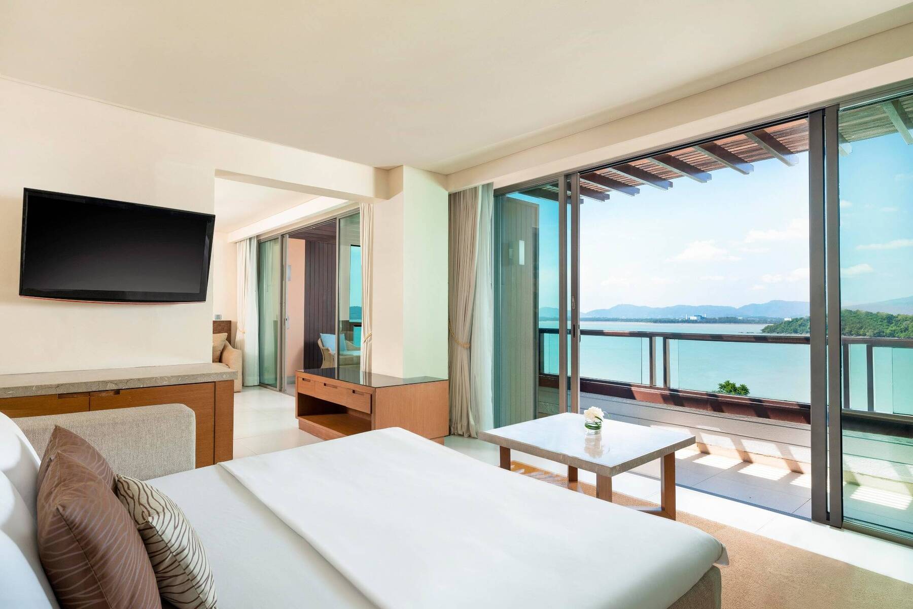 OCEANFRONT ONE BEDROOM KING SUITE