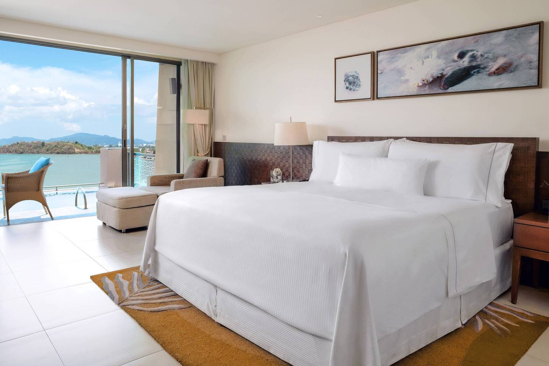 OCEANFRONT ONE BEDROOM KING SUITE, POOL ACCESS