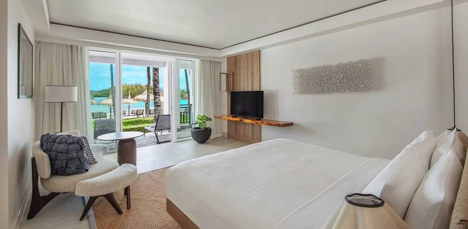 Hibiscus Signature Beachfront Suite