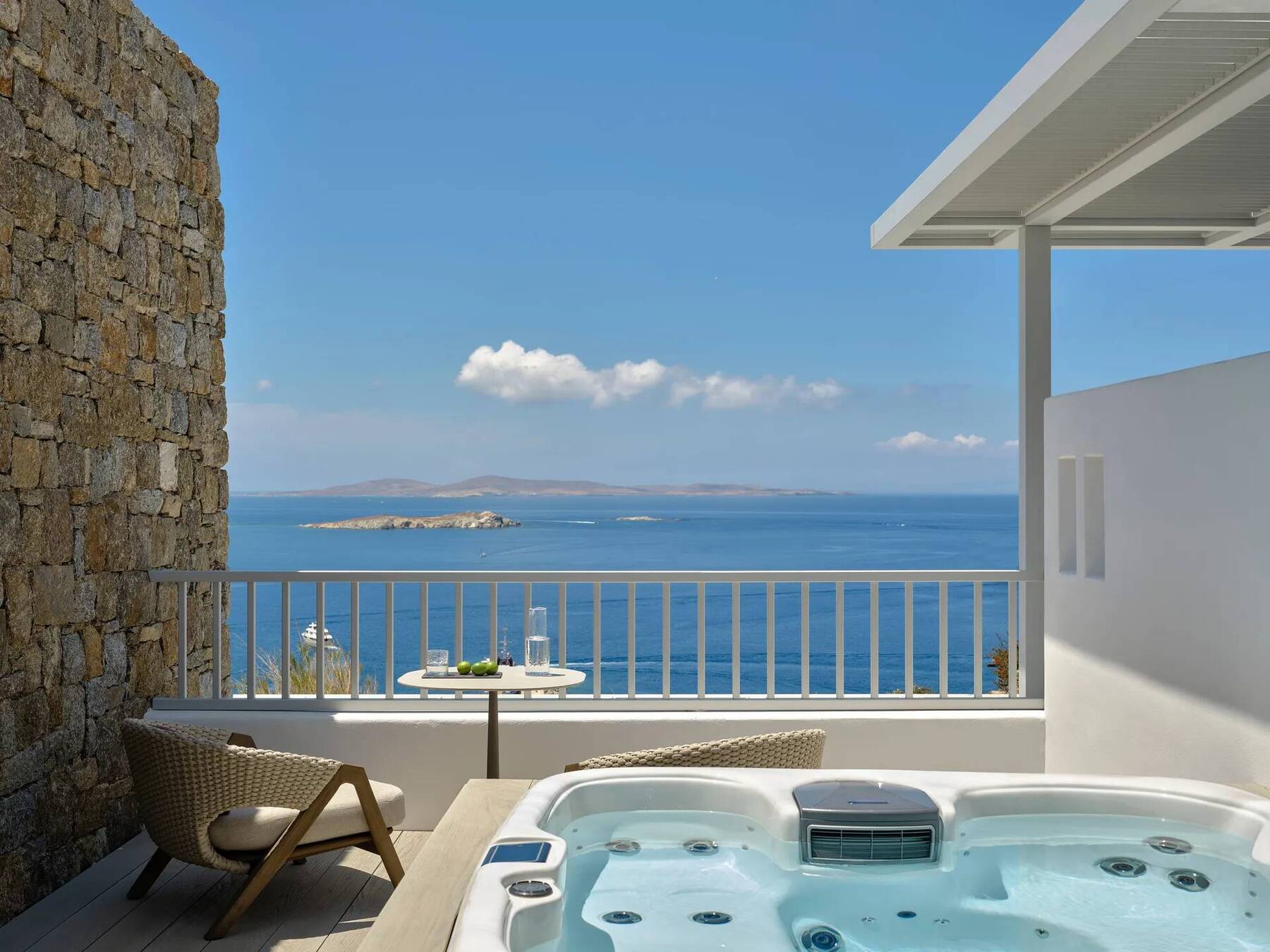 DELTA ROOM WITH HOT TUB AND PARTIAL SEA VIEW