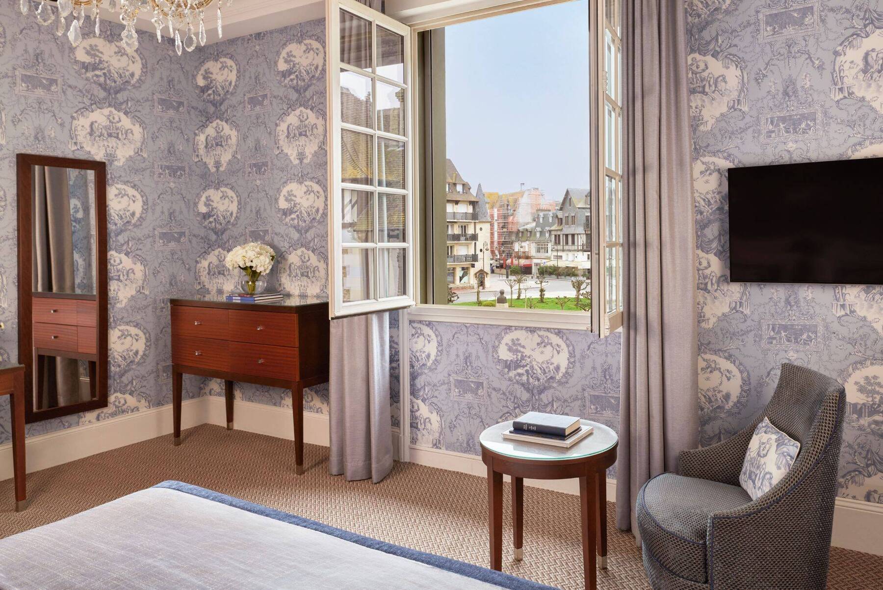 DELUXE CITY VIEW ROOM