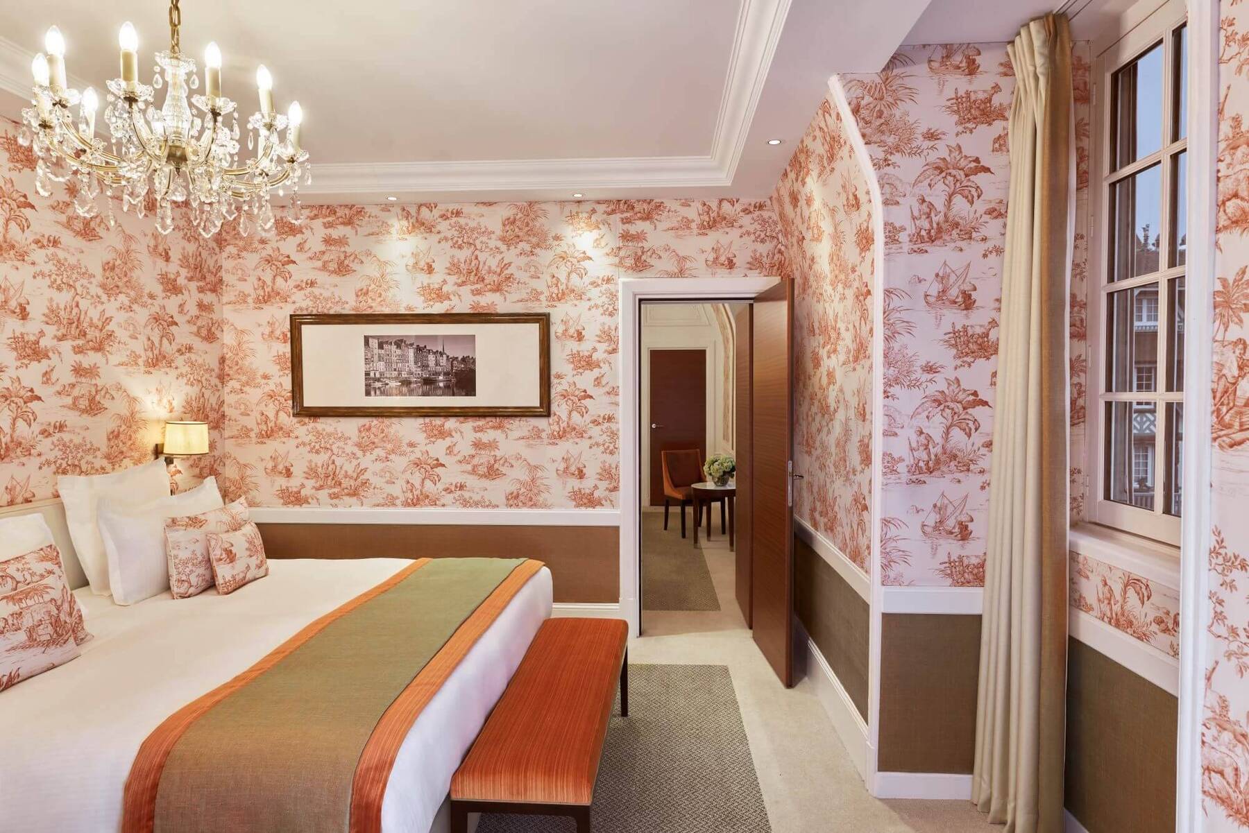 DELUXE SUITE