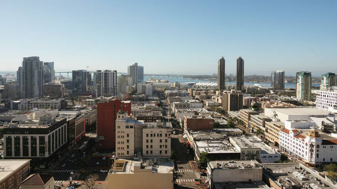 KING SAN DIEGO VIEW GUEST ROOM 