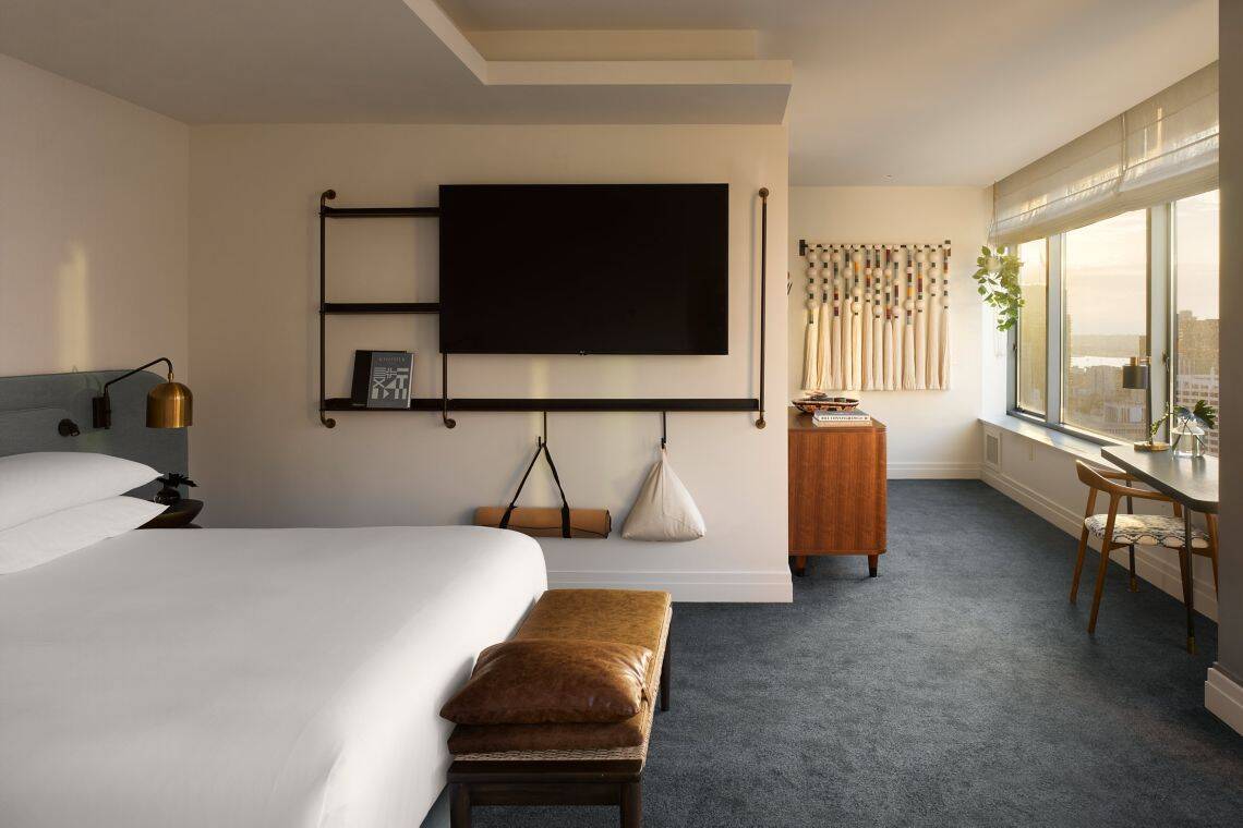 KING HIGH FLOOR GUEST ROOM CITY VIEW BALCONY