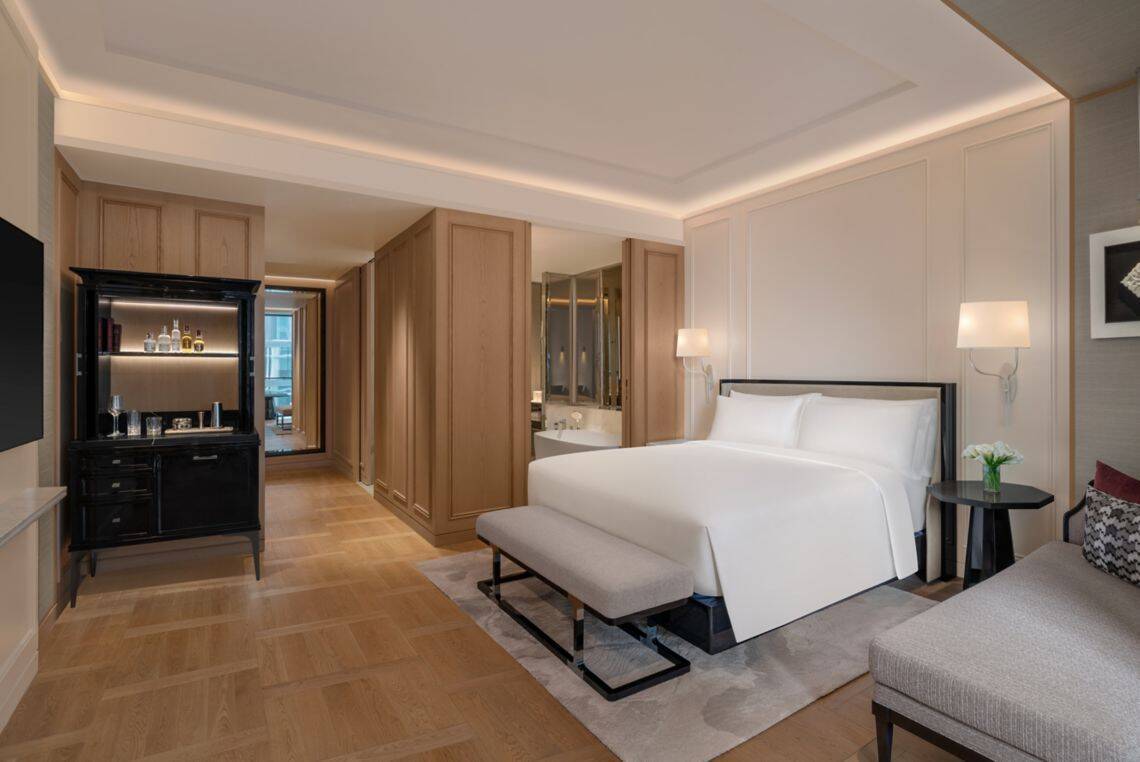 DELUXE KING ROOM