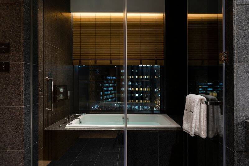 HERITAGE JUNIOR SUITE KING WITH BATH (CLUB LOUNGE ACCESS)
