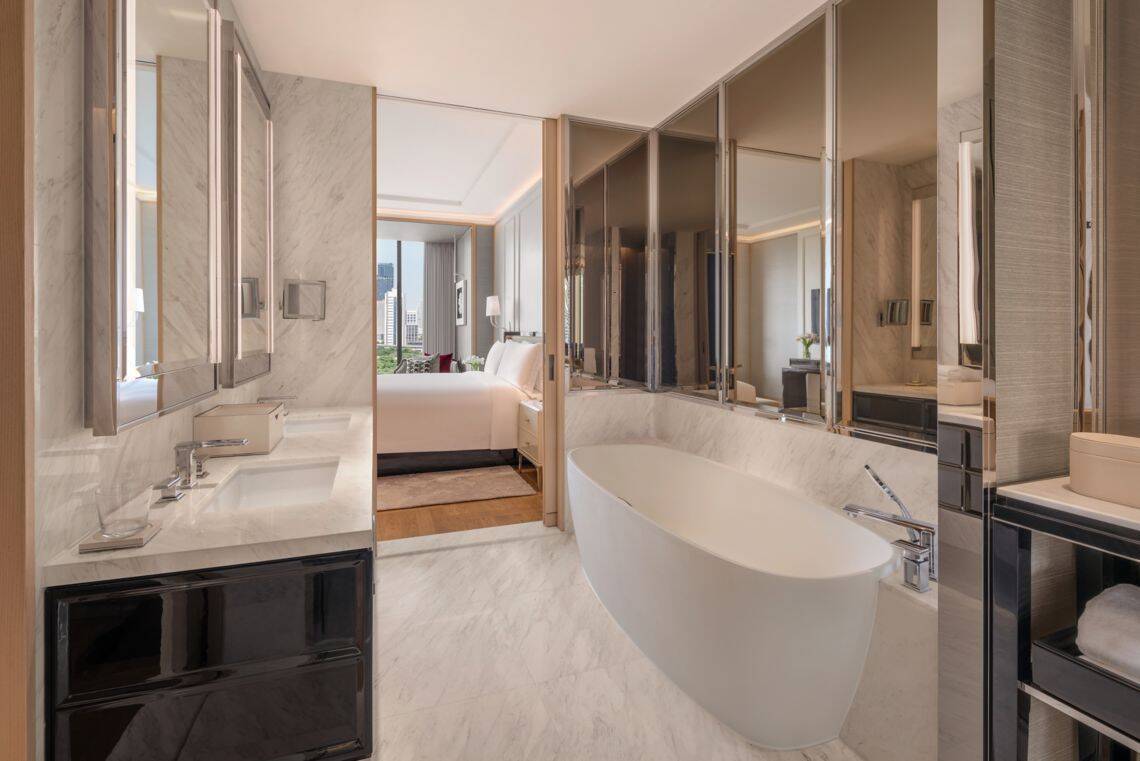 DELUXE  KING LUMPINI PARK VIEW BALCONY