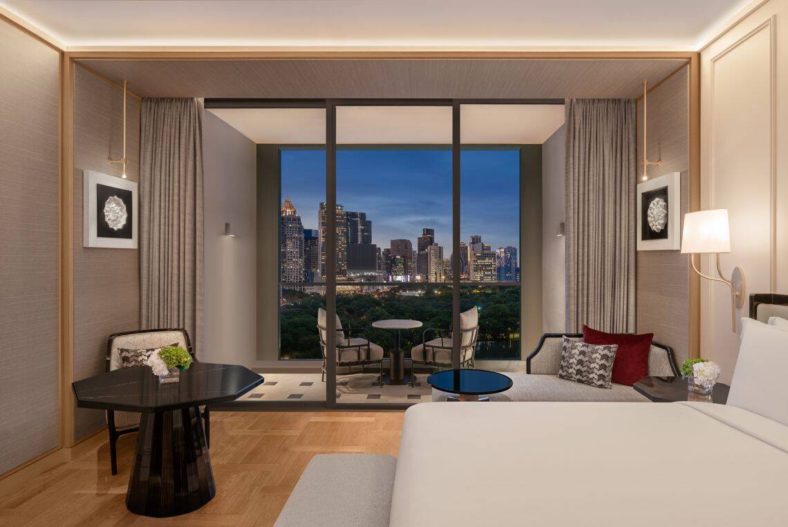 DELUXE  KING LUMPINI PARK VIEW BALCONY