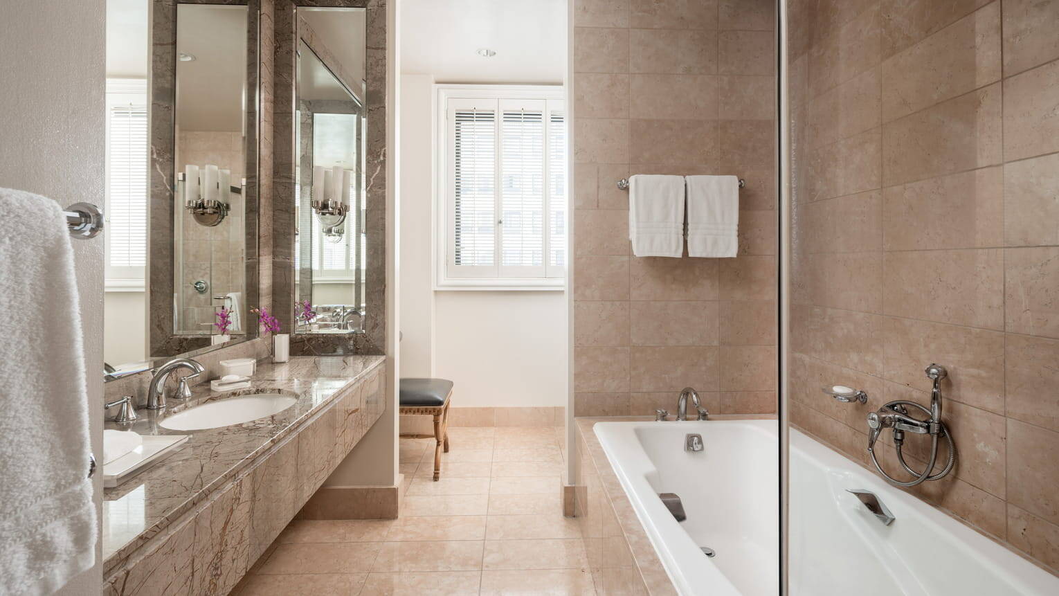 Accessible Bw Studio Suite King