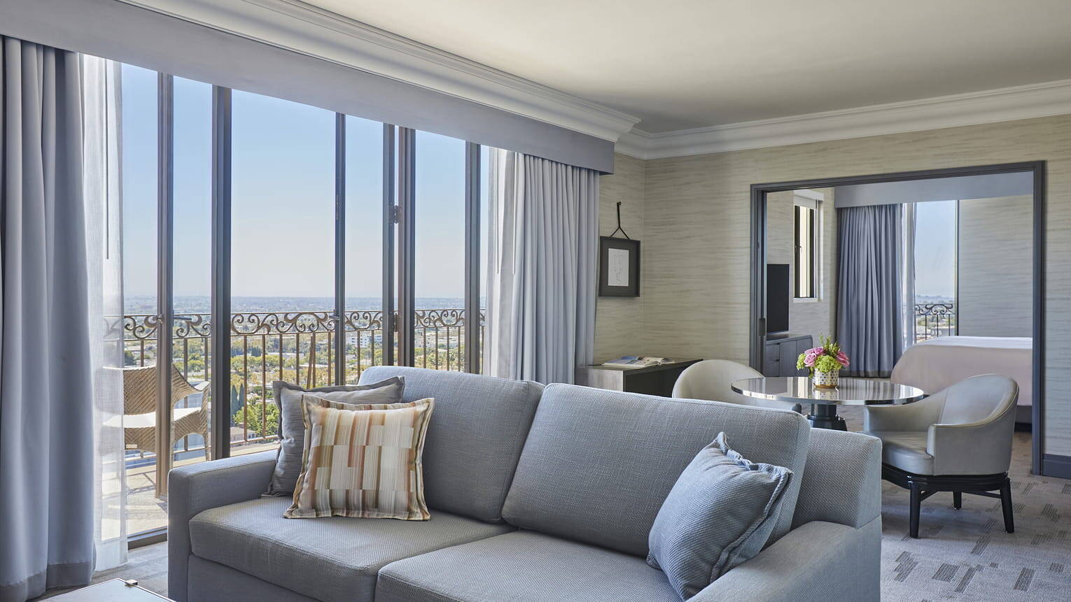 Accessible One-Bedroom Corner Beverly Suite