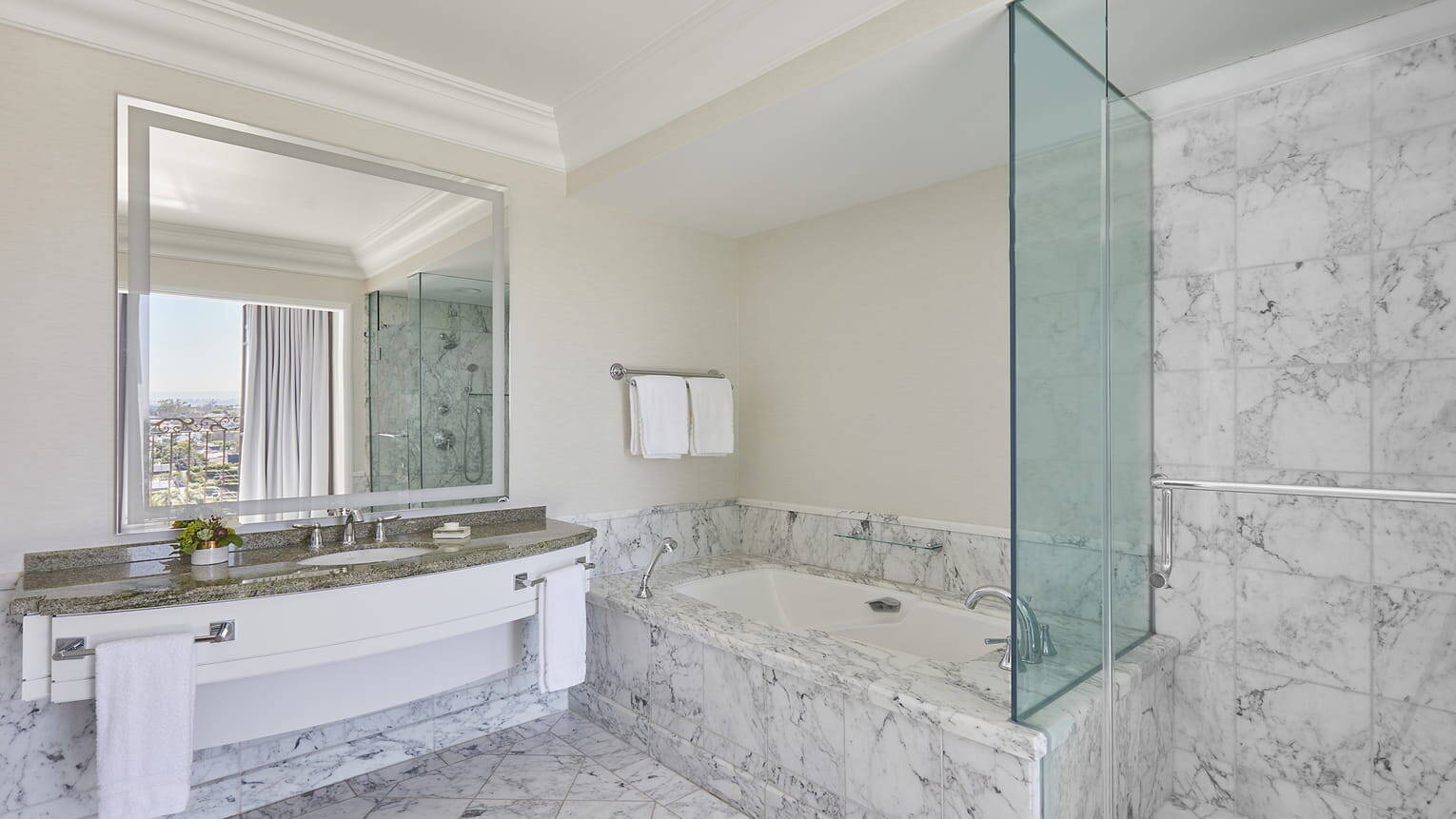 Accessible One-Bedroom Corner Beverly Suite