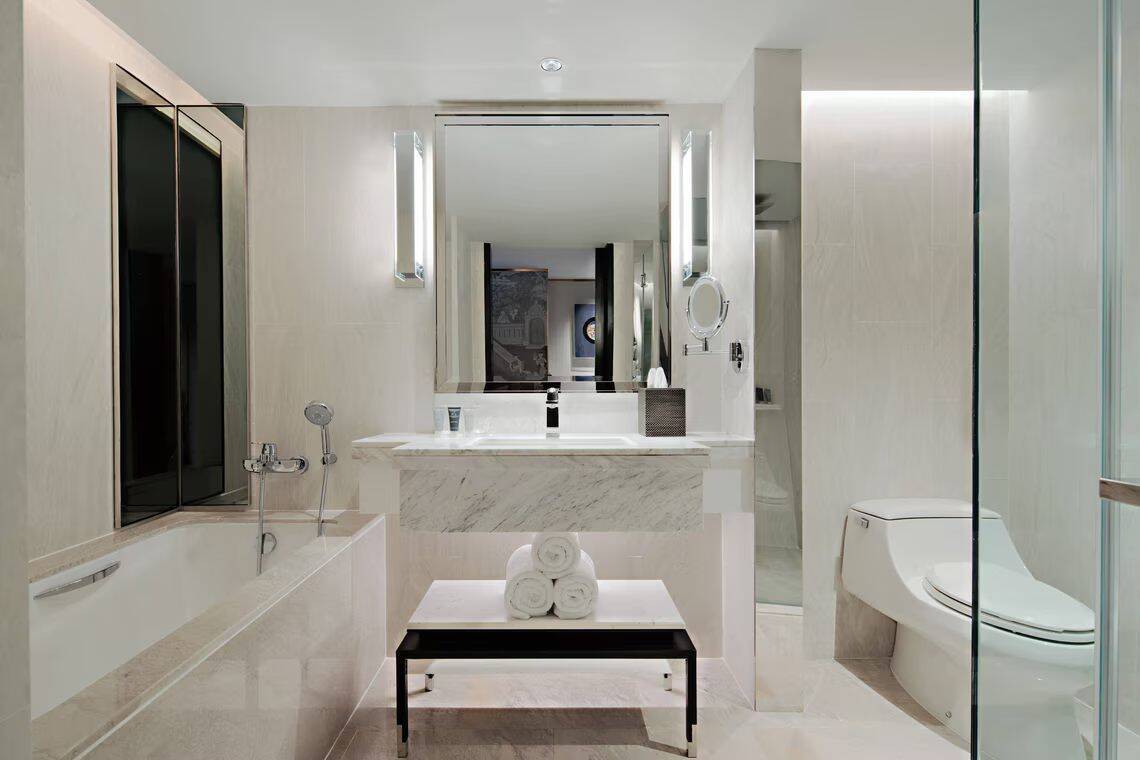 EXECUTIVE LOUNGE ACCESS ONE BEDROOM LARGER SUITE KING