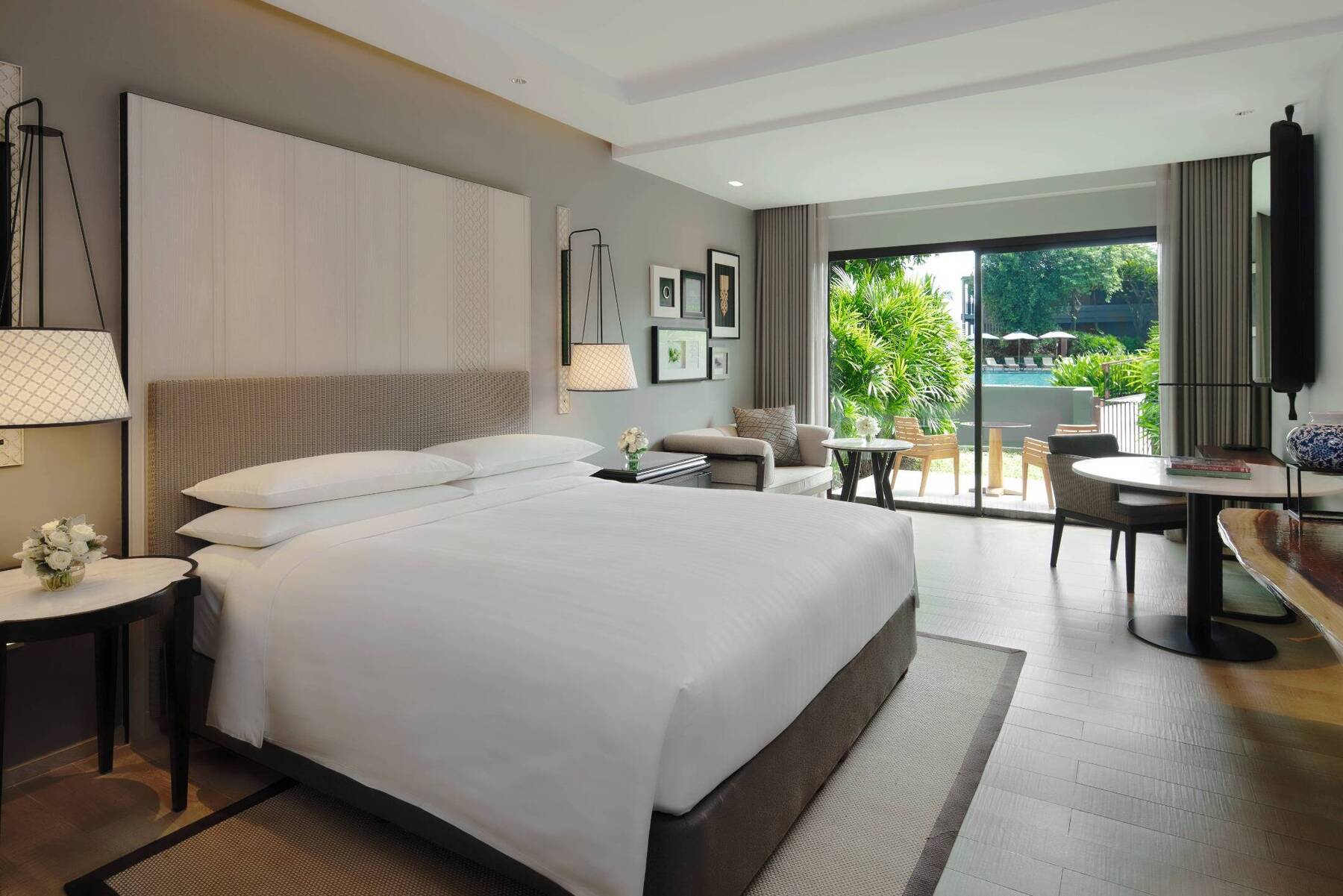 KING TERRACE ROOM