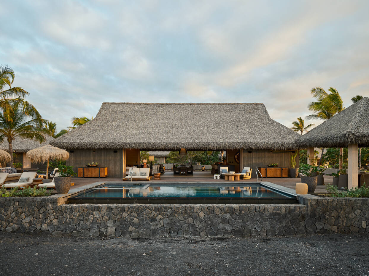 OCEAN FRONT FOUR BEDROOM MAEHALAWU KAUHALE