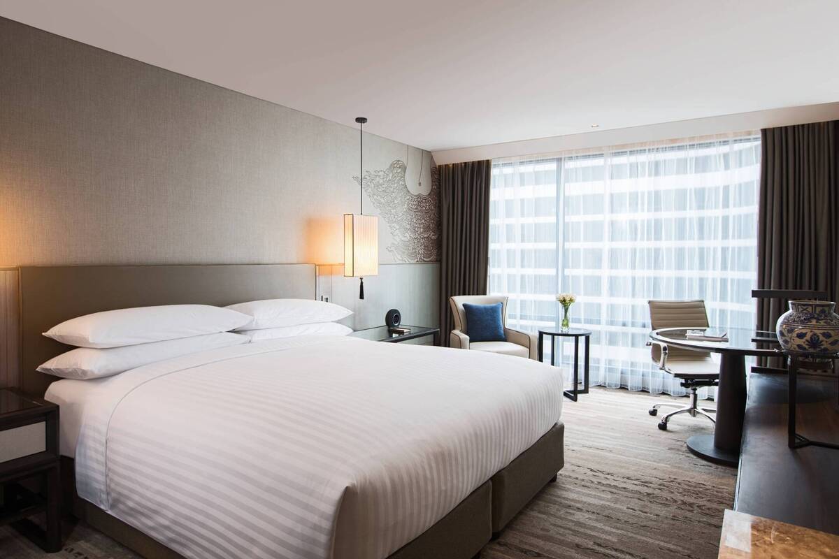 DELUXE KING ROOM 