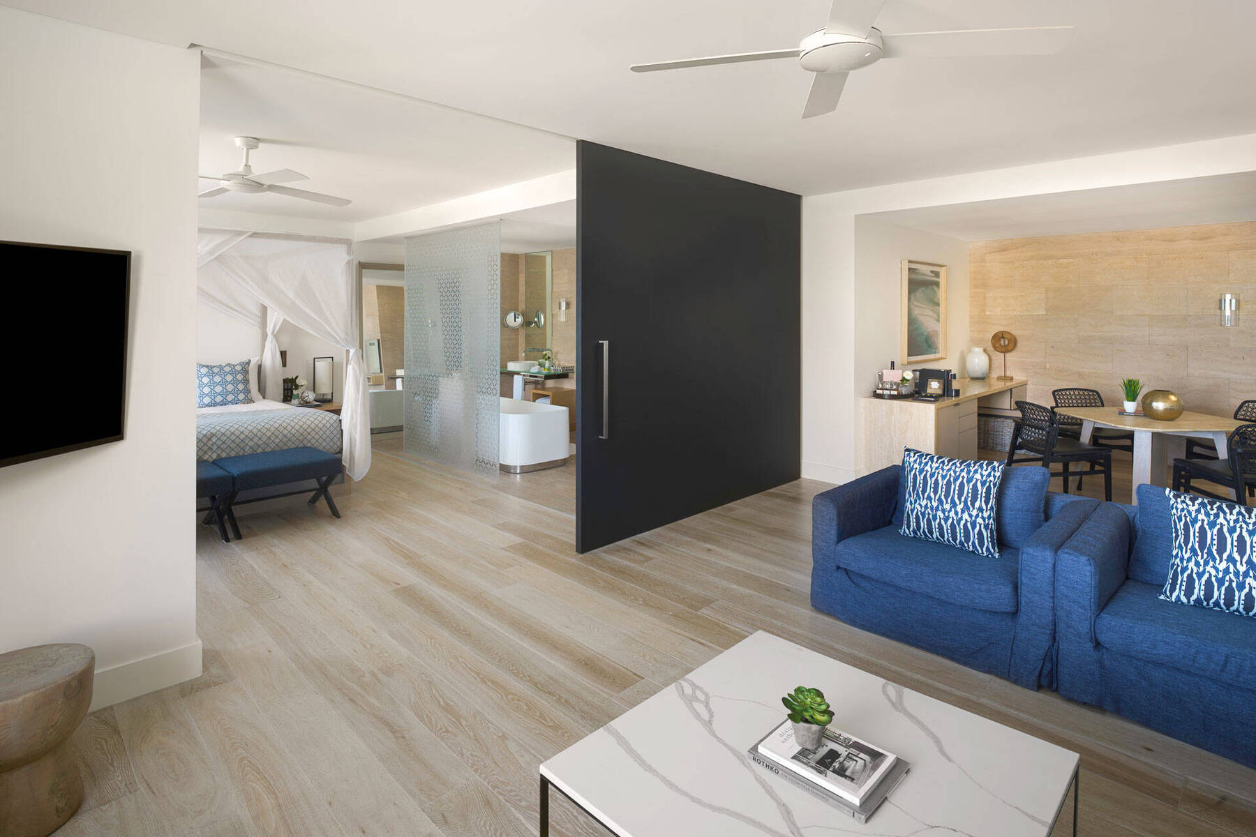 ONE BEDROOM POOL ACCESS SUITE