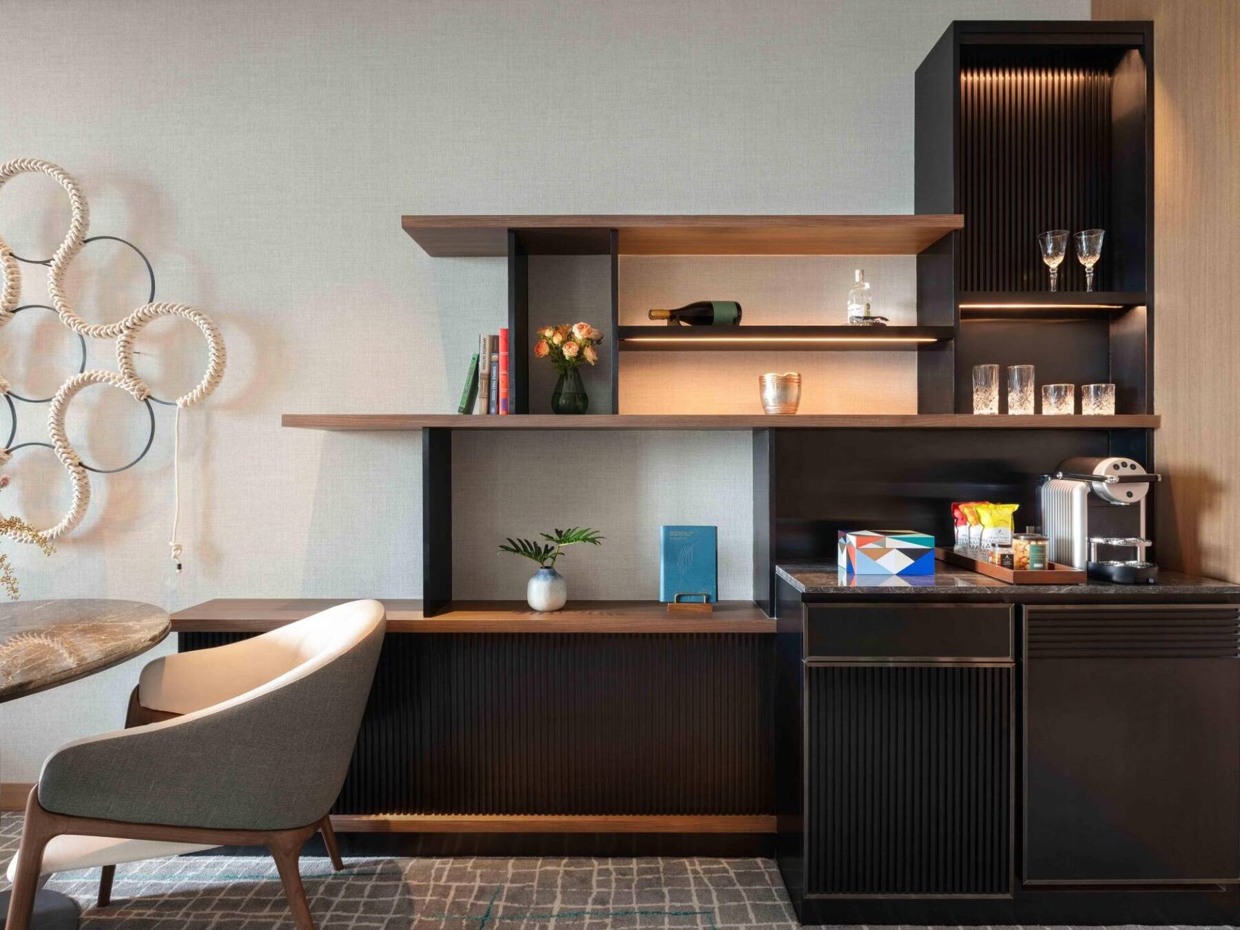 ONE KING ESSENTIAL STUDIO