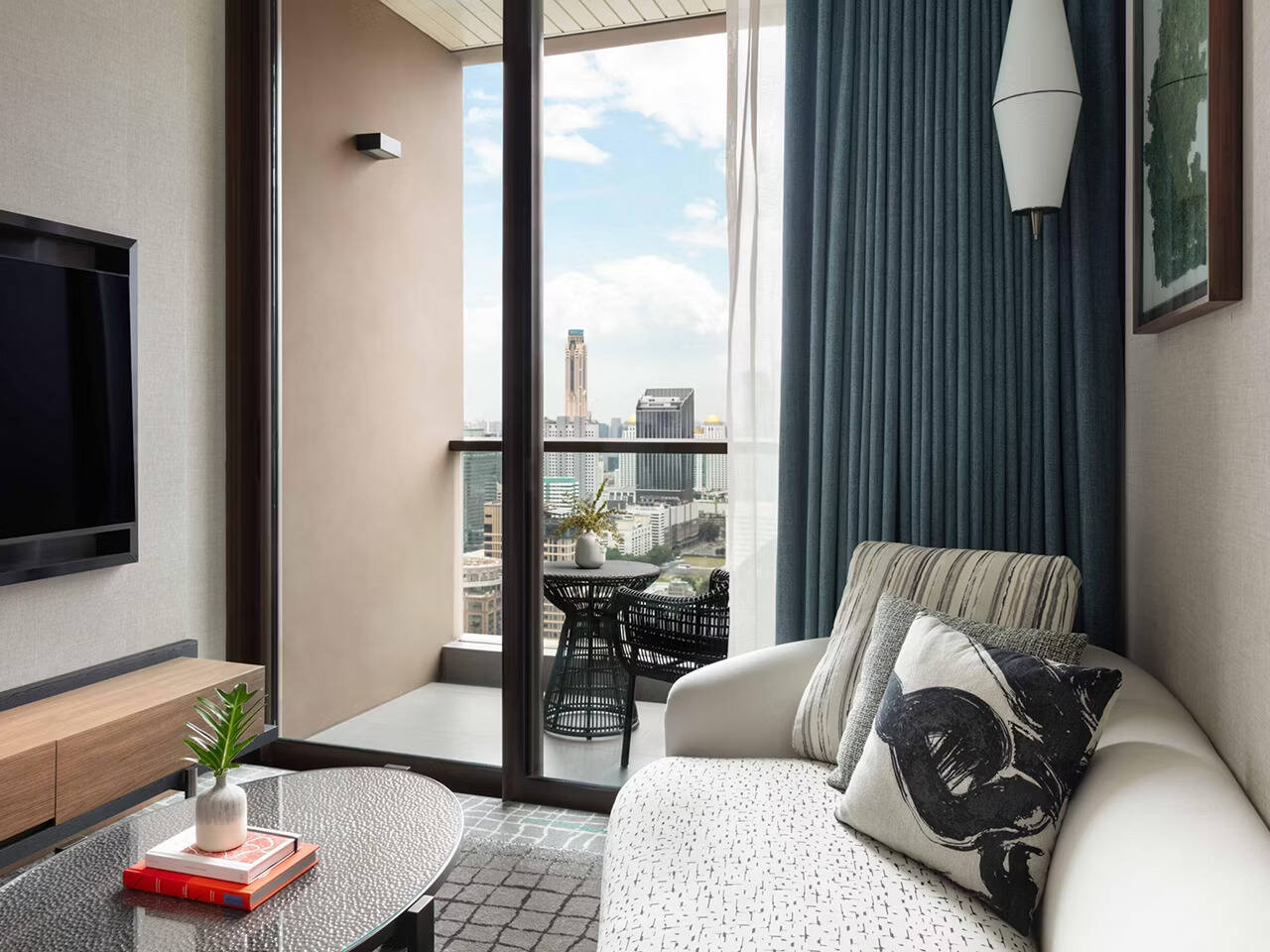 ONE KING ESSENTIAL STUDIO