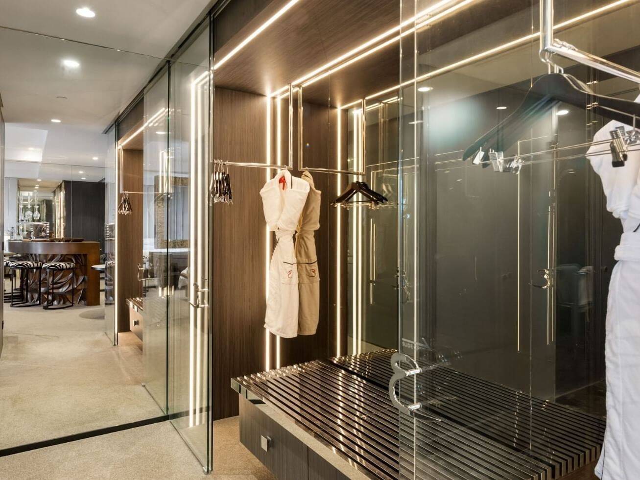 POOLSIDE CABANA SUITE