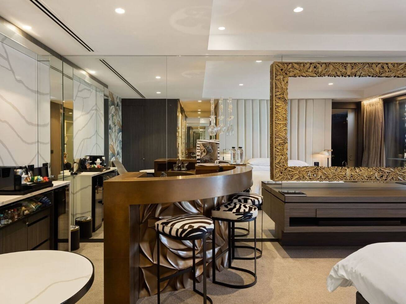 POOLSIDE CABANA SUITE