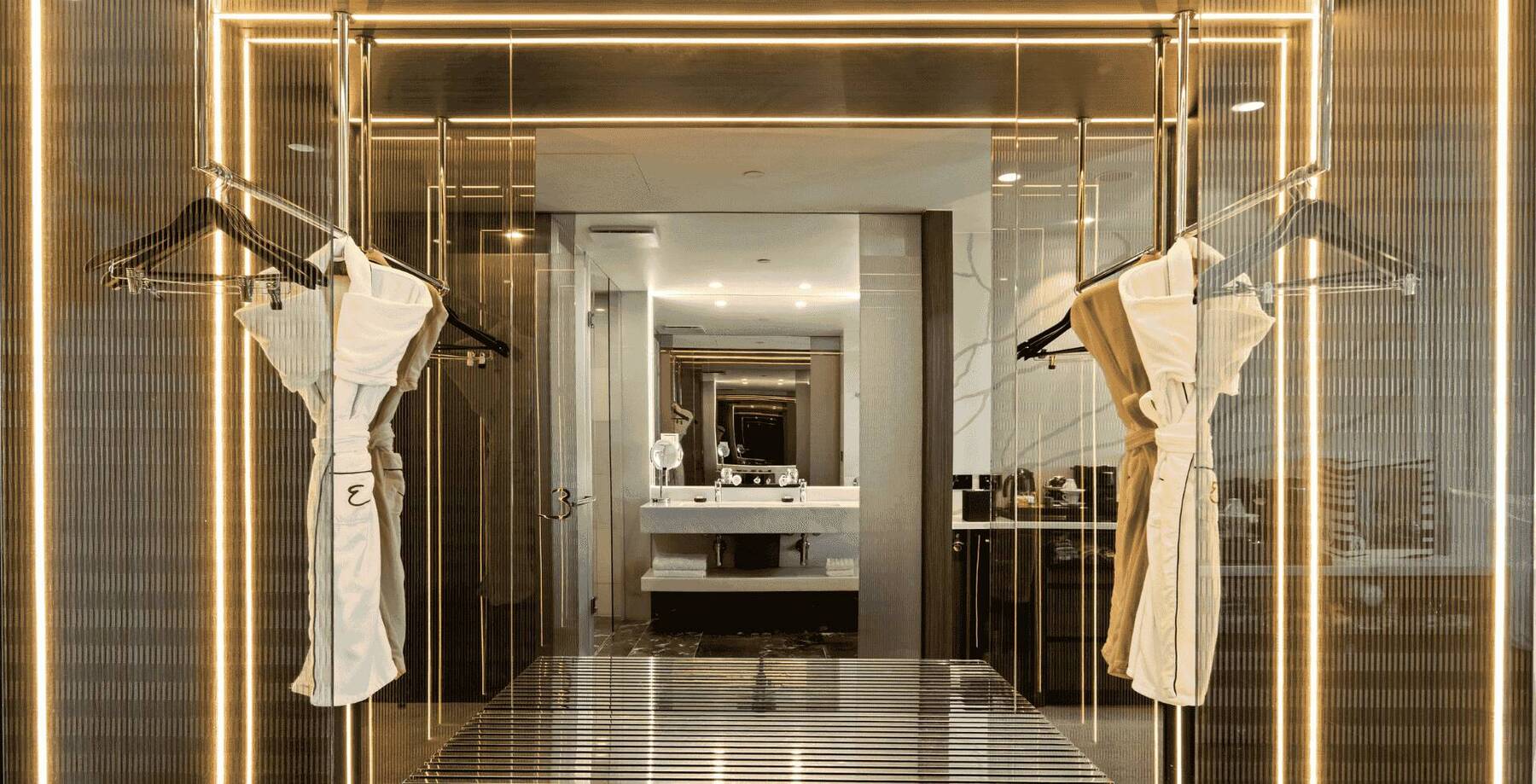 PREMIUM RIVER CITY VIEW KING SUITE