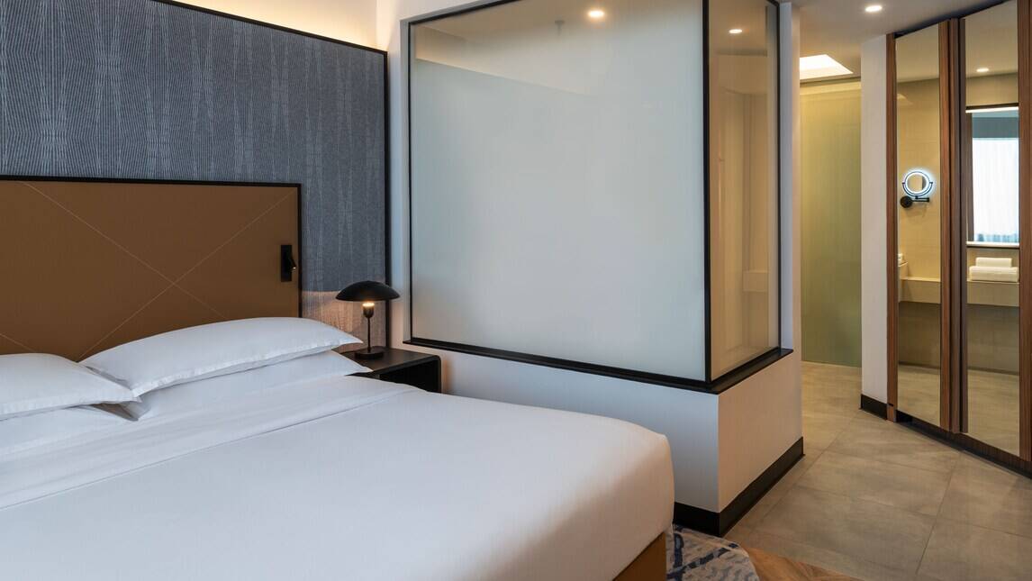 DELUXE SUITE CLUB LOUNGE ACCESS CITY VIEW