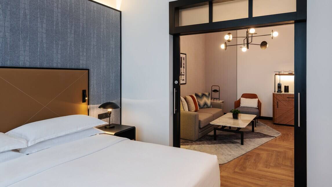 GRAND DELUXE SUITE CLUB LOUNGE ACCESS SKYLINE VIEW