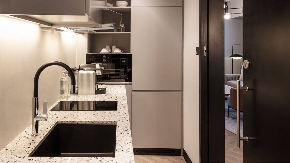 AMIRI SUITE CLUB LOUNGE ACCESS SLYLINE VIEW