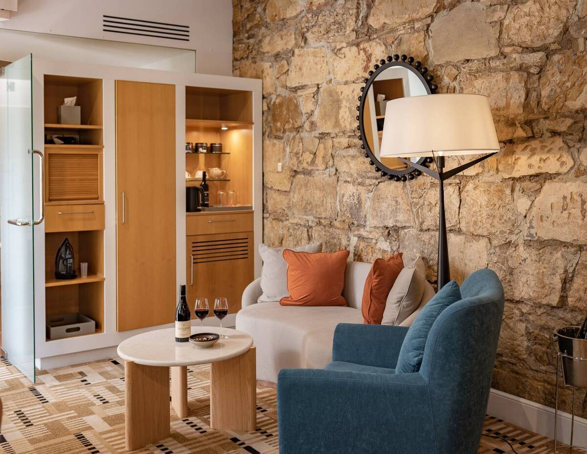 COURTYARD SUITE