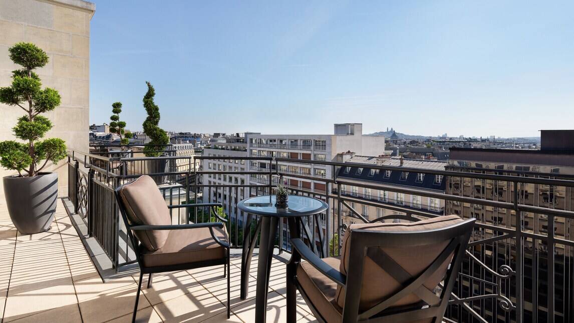 ART DECO KING SUPER BALCONY