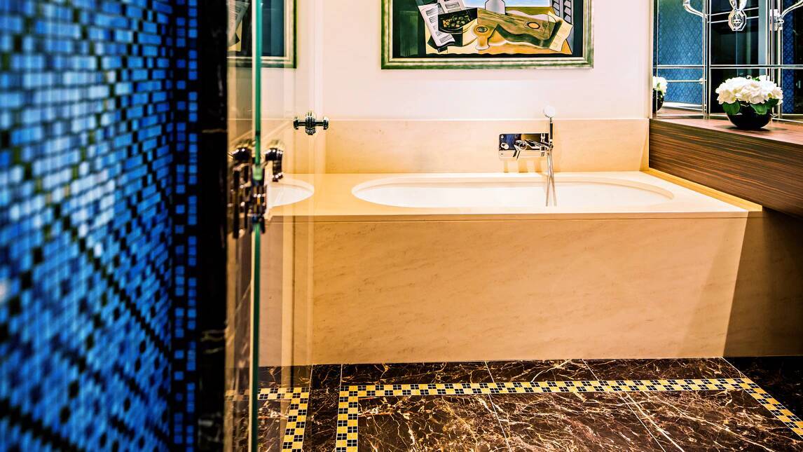 MACASSAR SUITE ONE BEDROOM LARGER SUITE KING SUPER CITY VIEW