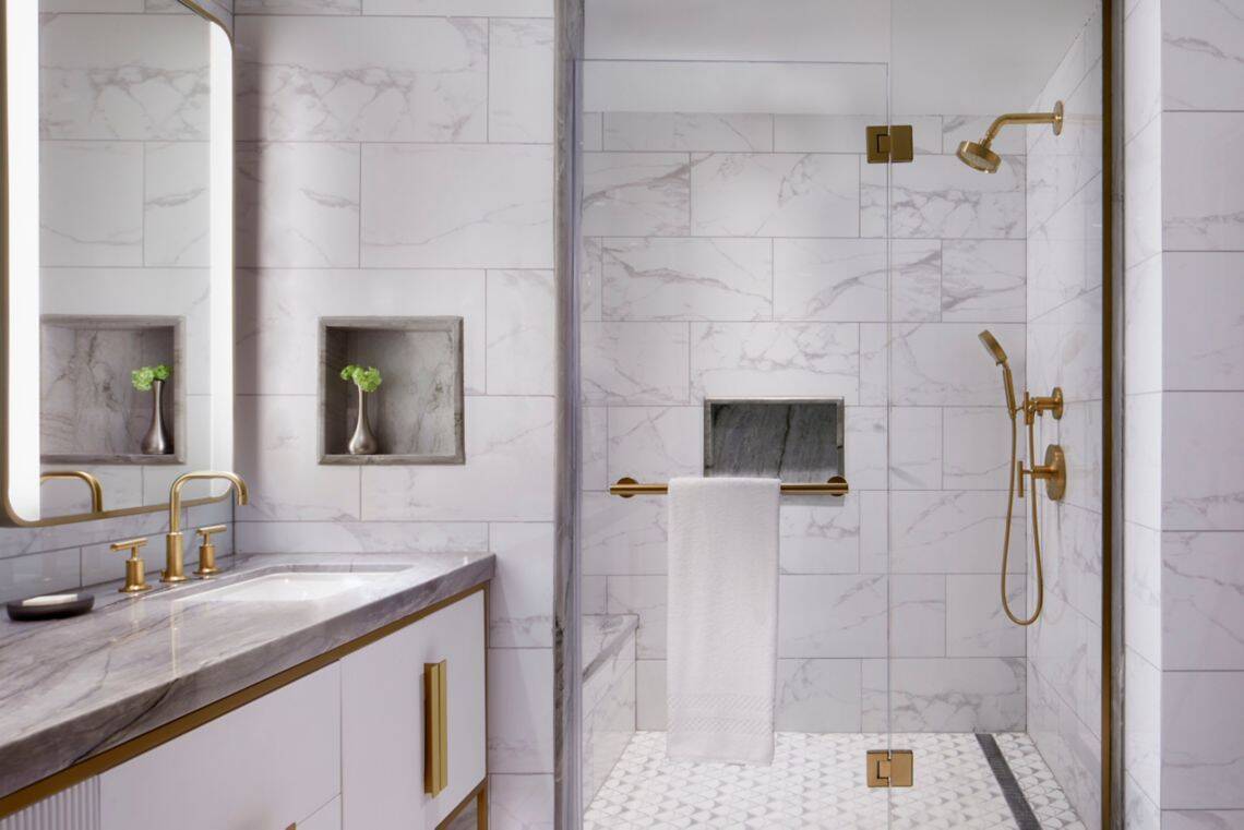 Large Ocean Front Two Queens Balcony