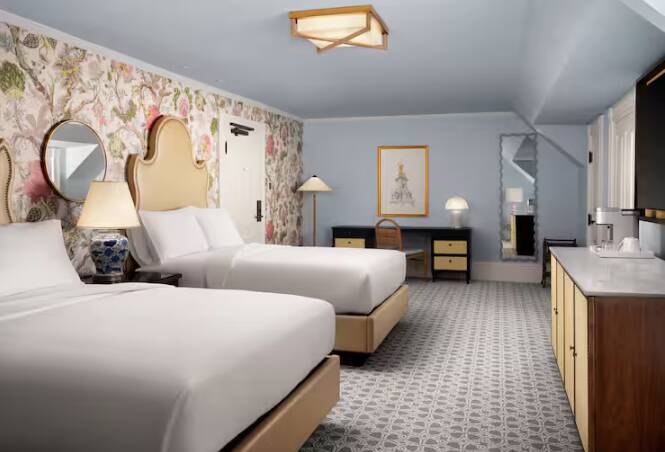 VICTORIAN OCEANFRONT BALCONY - TWO QUEENS