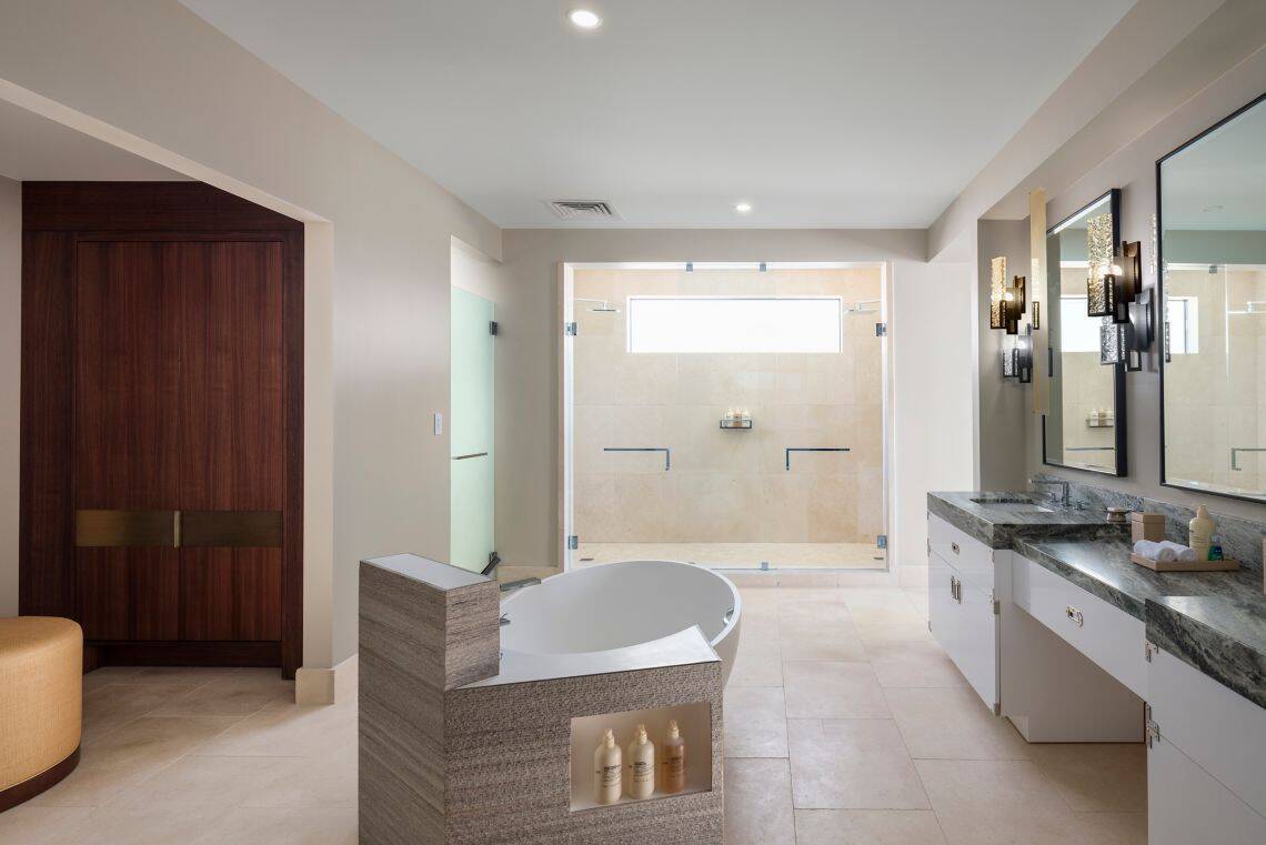 THREE BEDROOM PENTHOUSE, OCEAN FRONT, POOL (TWO KINGS, TWO QUEENS)