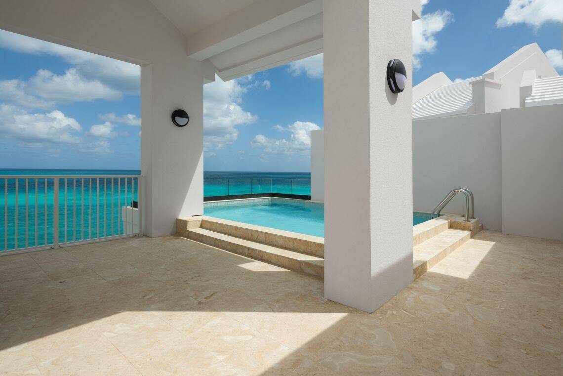 THREE BEDROOM PENTHOUSE, OCEAN FRONT, POOL (TWO KINGS, TWO QUEENS)