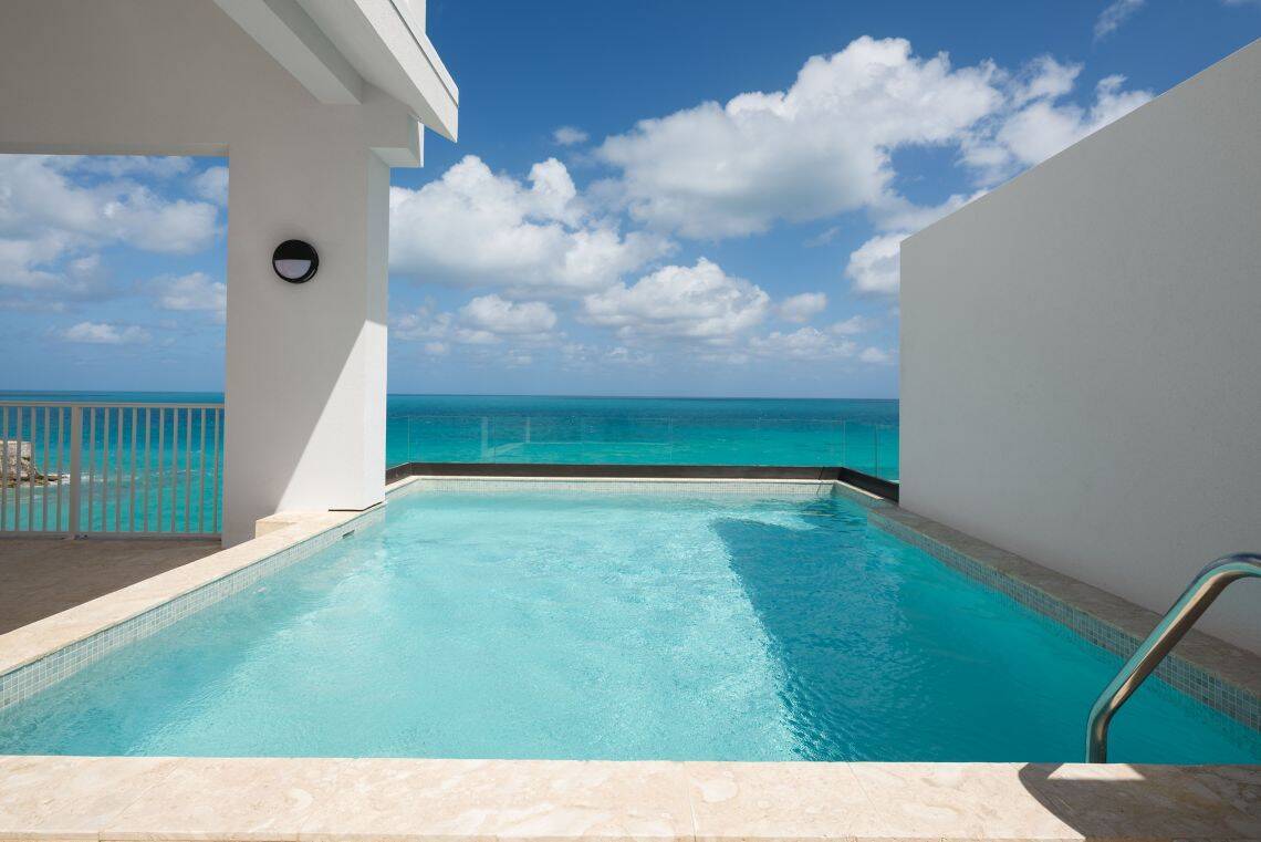THREE BEDROOM PENTHOUSE, OCEAN VIEW, POOL (TWO KINGS, TWO QUEENS)