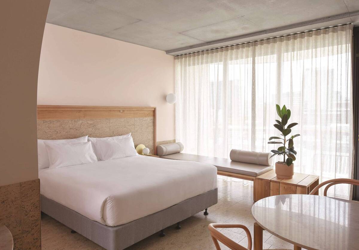 POOLSIDE ROOM