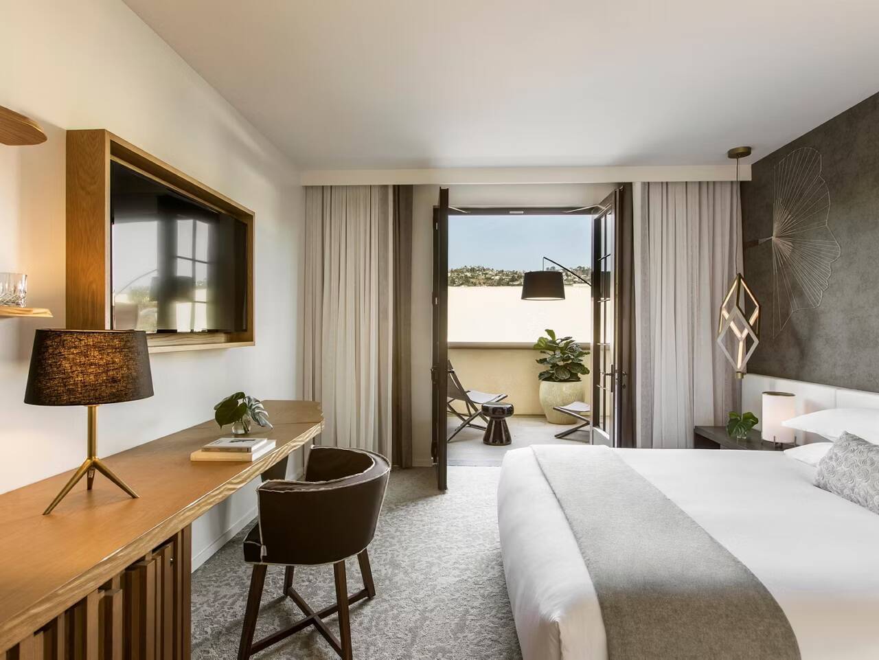 King Premium Communications Mobility Accessible Tub