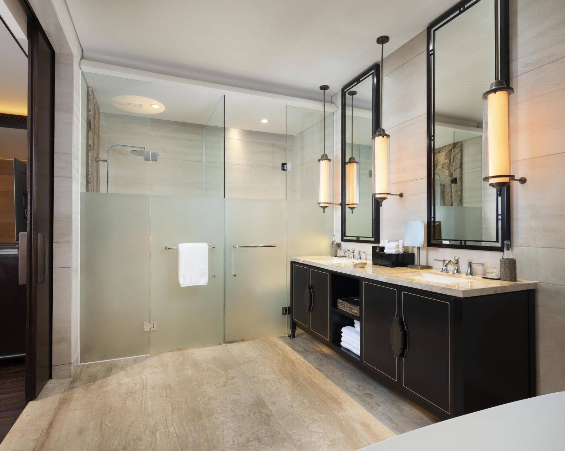 GRAND DELUXE KING ROOM