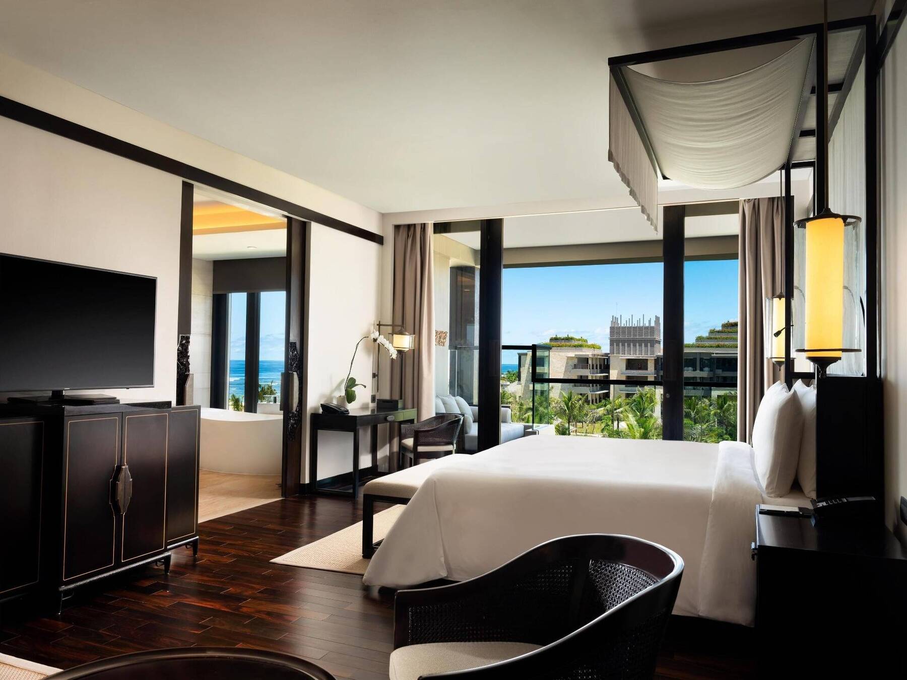 GRAND DELUXE OCEAN COURT KING ROOM