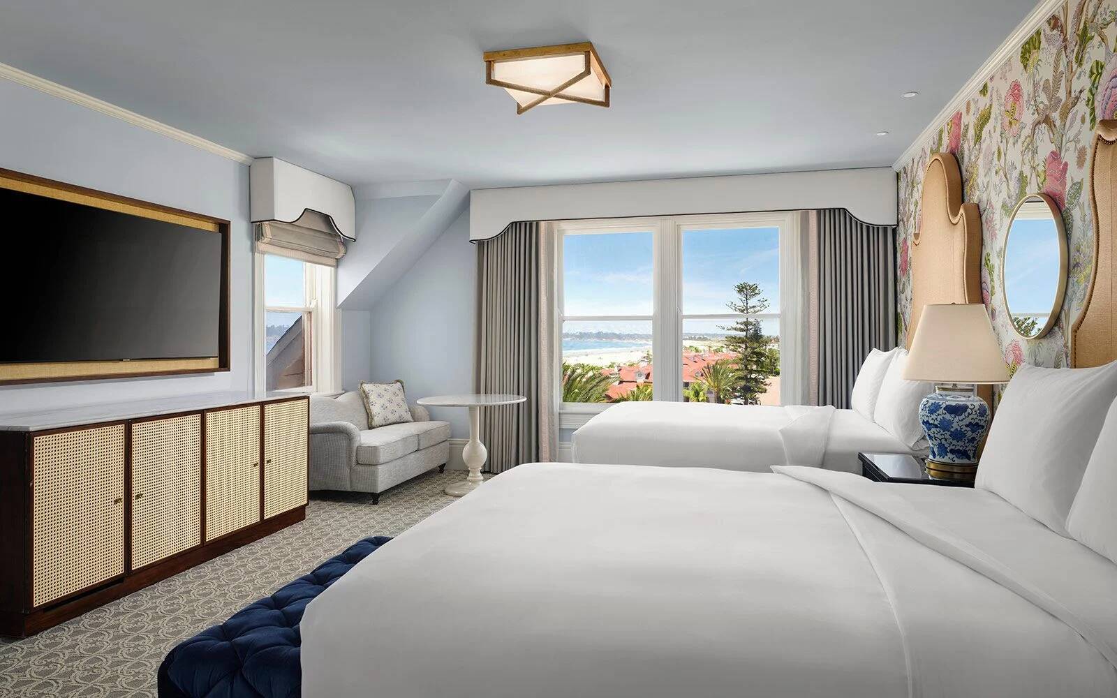 VICTORIAN OCEAN VIEW BALCONY HEARING ACCESSIBLE