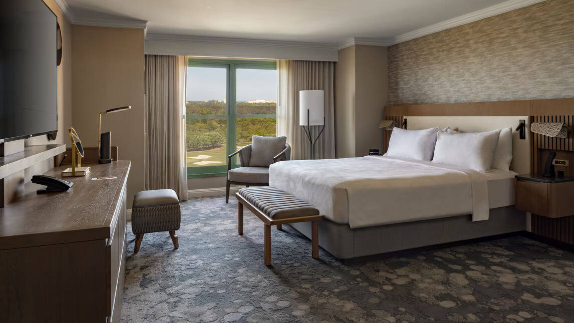 LAKEFRONT EXECUTIVE SUITE BALCONY