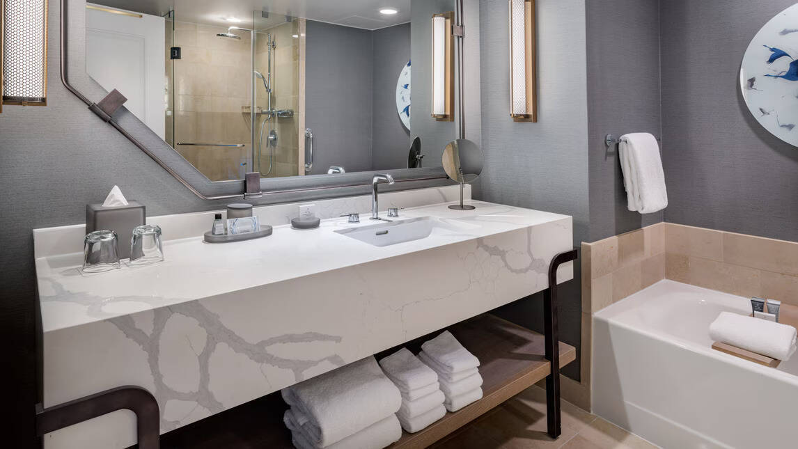 LAKEFRONT EXECUTIVE SUITE POOL VIEW