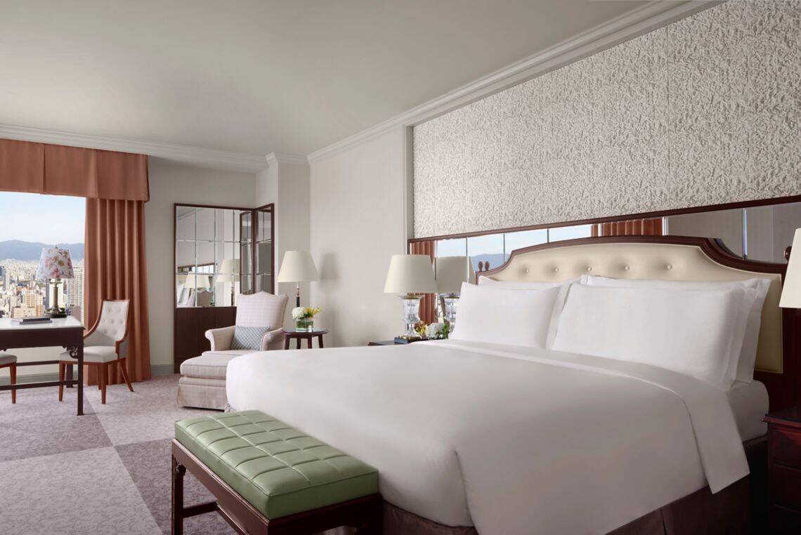 DELUXE KING CORNER ROOM