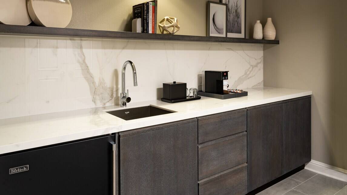 LAKEFRONT EXECUTIVE SUITE KING POOL VIEW BALCONY