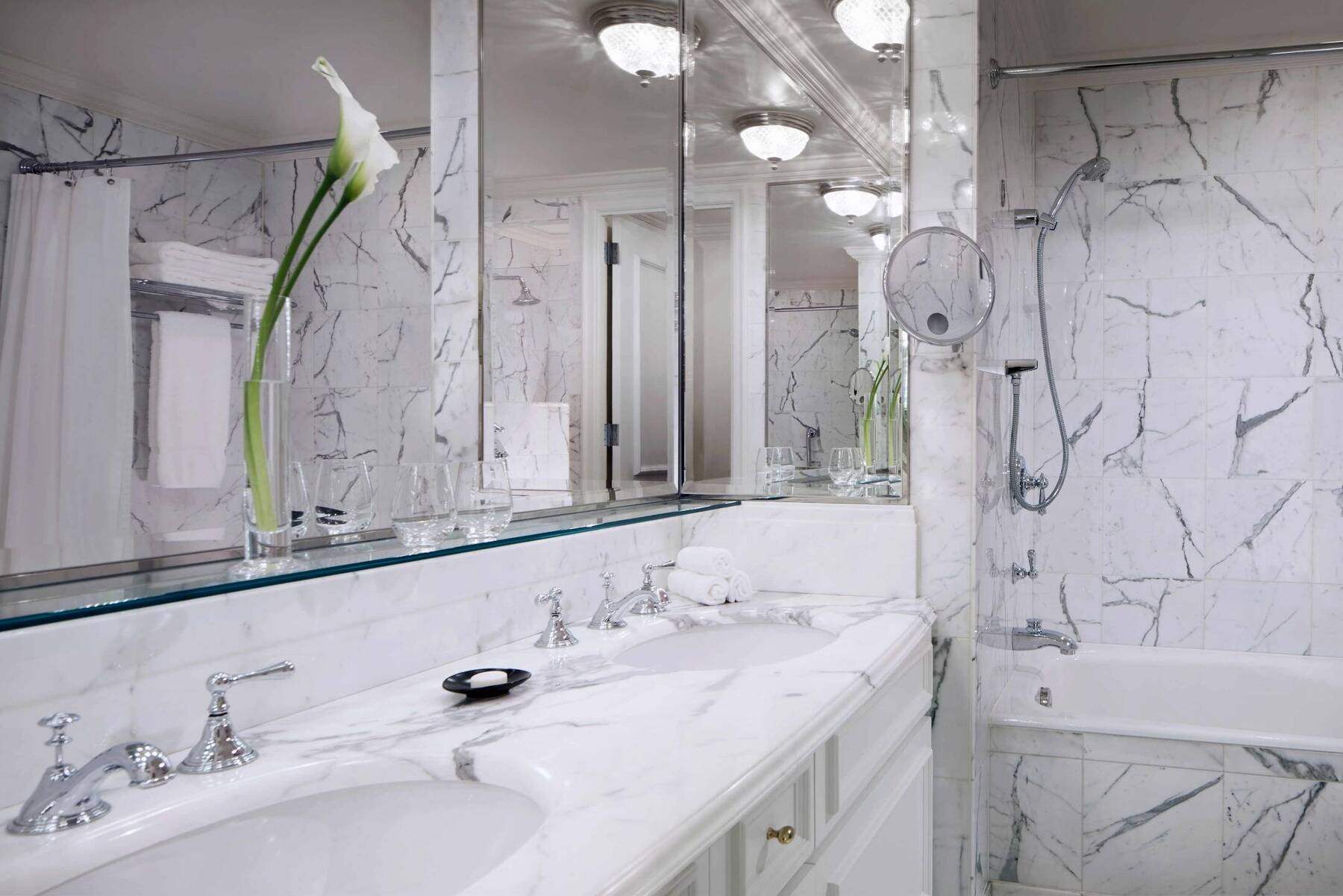 CLUB LEVEL DELUXE KING CORNER ROOM