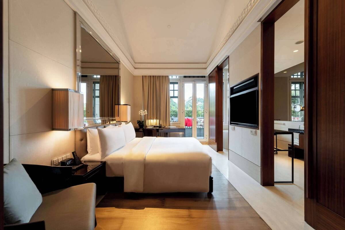 DELUXE KING ROOM