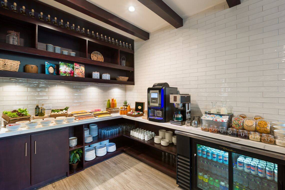 EXECUTIVE KING BALCONY ROOM, CONCIERGE LOUNGE ACCESS