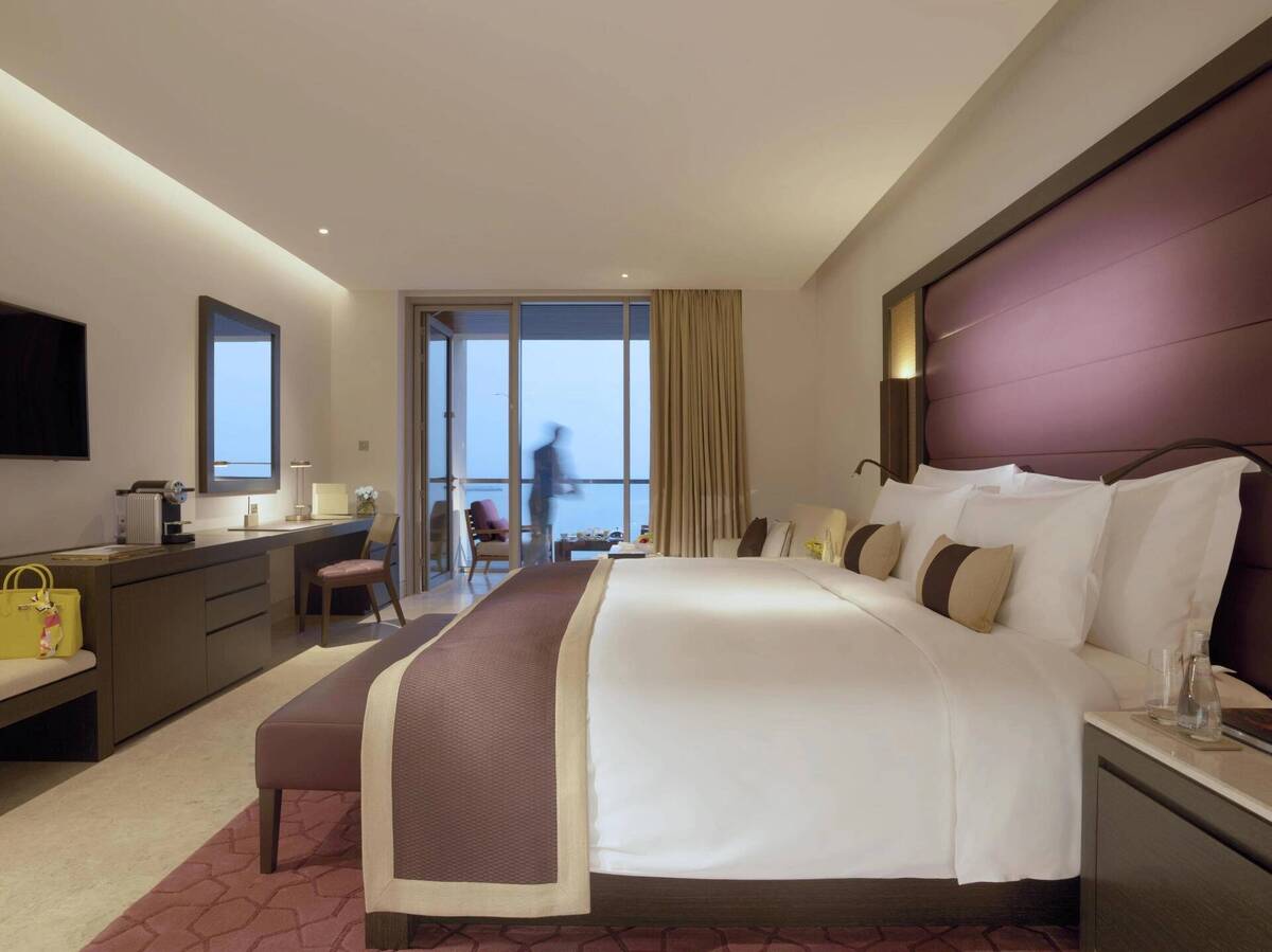 DELUXE KING ROOM